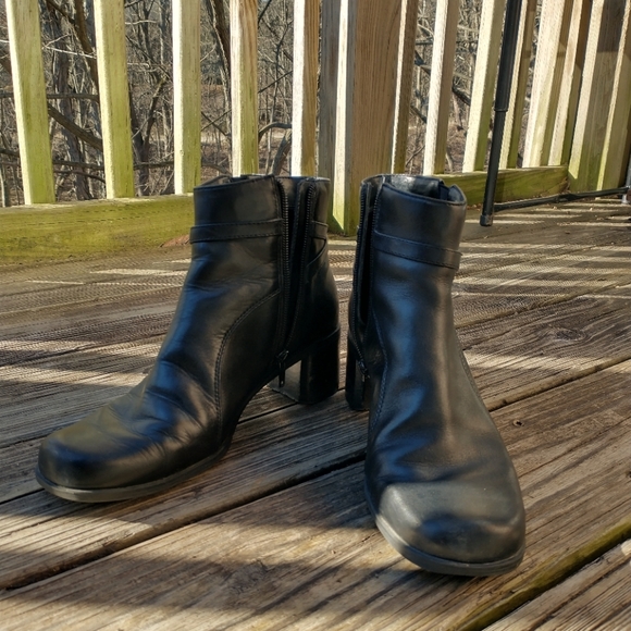 Prices are dropping ↘️ like the temperature! Boots by Nicole Miller size 8 - Picture 2 of 9